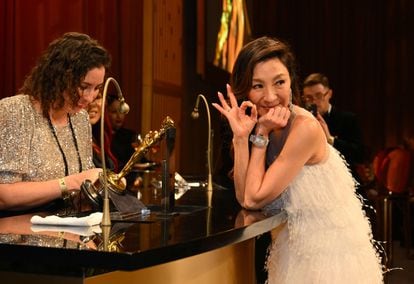 La actriz Michelle Yeoh espera que le graben su Oscar a la mejor actriz por la película 'Todo a la vez en todas partes'. 