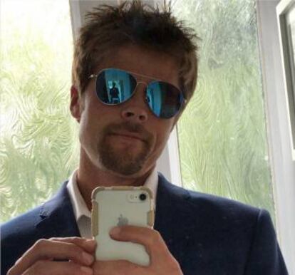 Meads en una de las fotos de su cuenta 'Brad Pitt look alike'.