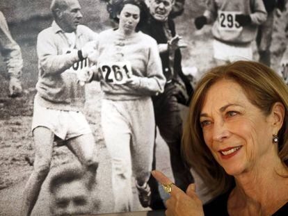 Kathrine Switzer, en 2013 junto a la foto de su histórica carrera.