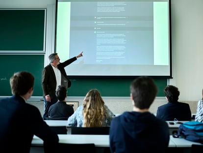 Francesc Pujol, profesor de la Universidad de Navarra, emplea ChatGPT durante una de sus clases el pasado miércoles.