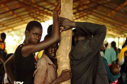Los refugiados sursudaneses asisten al centro de registros de ACNUR, donde esperan que les asignen una tierra en el campamento de Nyumanzi (Uganda).