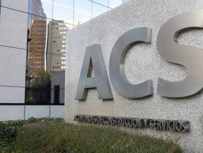 Logotipo de ACS en la entrada de su sede central en Madrid.