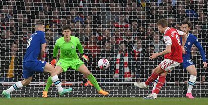 Odegaard marca el primer gol de Arsenal al Chelsea.
