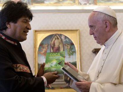 El presidente de Bolivia le regala a Francisco tres libros sobre la planta andina durante su visita al Vaticano