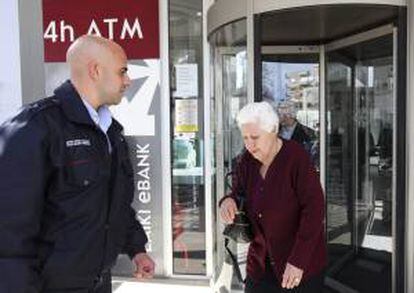 Una mujer abandona una sucursal de Laiki Bank en Nicosia (Chipre). EFE/Archivo