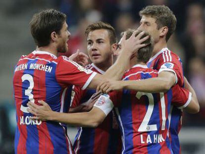 Götze celebra su gol ante el Paderborn junto a Alonso, Lahm y Muller.