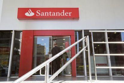 Vista exterior de una agencia del Banco Santander