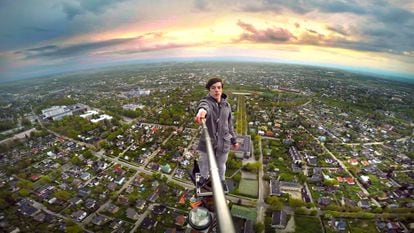 Ervin Punkar se hace un selfi sobre una torre de televisión en Tartu (Estonia).