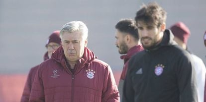 Carlo Ancelotti, junto a Javi Mart&iacute;nez durante el &uacute;ltimo entrenamiento del Bayern.