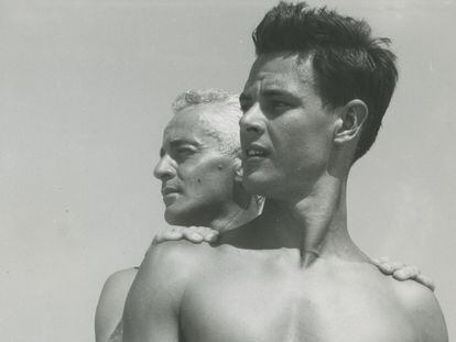 George Platt Lynes (al fondo) posa con un amigo. Se desconoce al autor de la imagen.