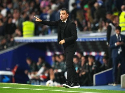 Xavi da instrucciones desde la banda en el partido contra el Espanyol en que su equipo sentenció la Liga.