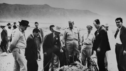 Robert Oppenheimer, con sombrero, y el general Leslie Groves (a su lado) examinan junto a otros científicos y militares los restos de una torre arrasada por la primera prueba atómica, en Almogordo, Nuevo México.