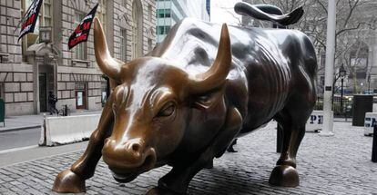 El toro de Wall Street, una escultura de bronce que pesa 3.200 kilos creada por Arturo di Modica, situada cerca de Wall Street.
