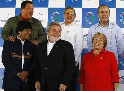 Los presidentes de (de izquierda a derecha y de arriba hacia abajo) Venezuela, Cuba, México, Bolivia, Brasil y Chile, durante la Cumbre de América Latina y el Caribe, en Costa do Sauípe (Brasil).