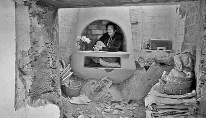 Dalí, en 1950, dentro de la chimenea del comedor de Portlligat, en fase de construcción por Emili Puignau. 