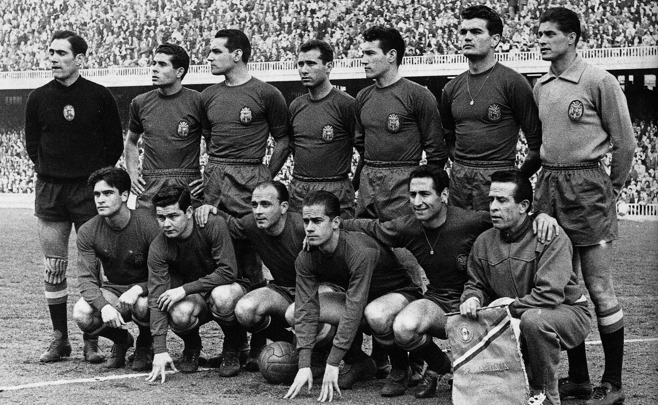 Luis Suárez (tercero por la derecha agachado) con la selección española durante la temporada 1959-1960.