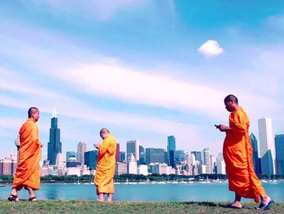 Plano de la película en la que unos monjes consultan sus teléfonos. / Vídeo: tráiler oficial del documental.