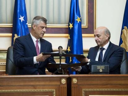 El l&iacute;der del PDK, Hashim Thaci (izquierda), y del DLK, Isa Mustafa, firman su acuerdo de coalici&oacute;n en Pr&iacute;stina el d&iacute;a 8 diciembre. 