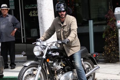 Keanu Reeves pasea por la ciudad en su Norton.