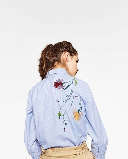 Zara es una de las firmas low-cost que más fuerte apuesta por ellos. Incluye dibujos florales en camisas de siluetas clásicas, muy en la línea de Tory Burch.