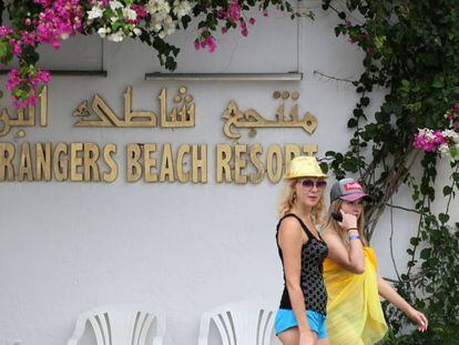 Dos turistas pasan por delante de un resort de Thomas Cook en Hammamet (Túnez), este lunes.