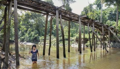 Aryana Adali se baña en el Tacana, uno de los miles de afluentes del Amazonas, en el resguardo indígena de Tikuna-Huitoto de Leticia (Colombia).