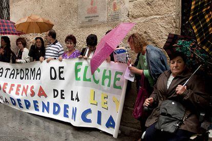 Dependientes y familiares protestan por los retrasos en Elche, ayer.