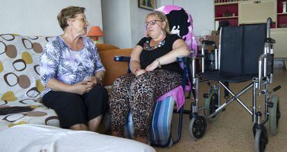 Felisa Pastor (izquierda) y su hija Pilar, en su casa del pueblo valenciano de El Puig.