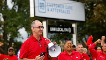 El presidente del sindicato United Auto Workers (UAW), Shawn Fain, el pasado martes en Bellville (Michigan), ante un centro de General Motors.