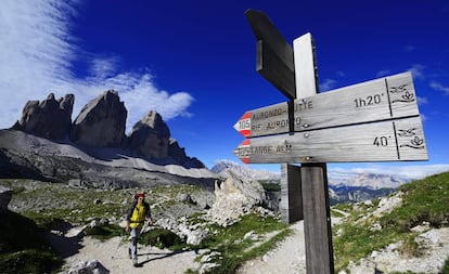 Un senderista cerca del refugio Antonio Locatelli, frente a las Tres Cimas de Lavaredo, al fondo.