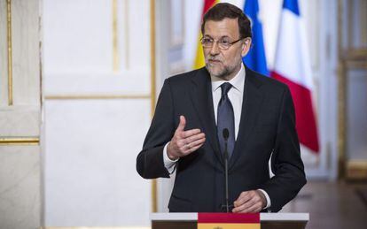 PAR14- PAR&Iacute;S (FRANCIA), 26/03/2013.- El presidente del Gobierno espa&ntilde;ol, Mariano Rajoy, habla en una conferencia de prensa conjunta con el presidente franc&eacute;s, Francois Hollande (no en la foto), hoy, martes 26 de marzo de 2013, en el Palacio del El&iacute;seo en Par&iacute;s, Francia. Rajoy reclam&oacute; la &quot;disoluci&oacute;n definitiva&quot; de ETA, organizaci&oacute;n terrorista que difundi&oacute; un comunicado en el que asegura que la expulsi&oacute;n de sus negociadores de Noruega acarrear&aacute; &quot;consecuencias negativas&quot;. EFE/ETIENNE LAURENT