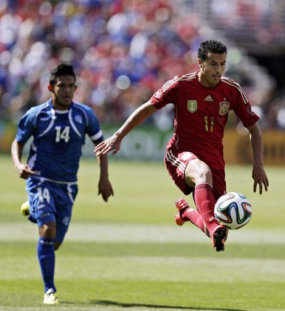 Pedro Rodríguez baja la pelota ante Flores en el amistoso que enfrentó a España y El Salvador.