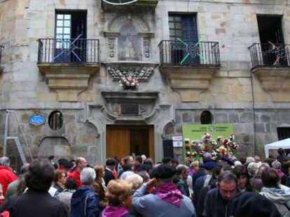 Decenas de personas participan este viernes en la ofrenda floral a la Virgen de Begoña en el casco viejo de Bilbao.