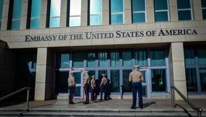 Marines de EE UU, frente a su embajada en Cuba el pasado febrero.