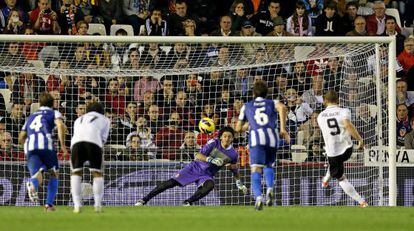 Soldado anota, de penalti, el gol de la victoria del Valencia