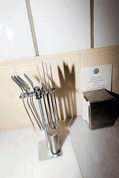 Antonella Tignanelli herself and a friend created the cutlery holder, inspired by a design by Alessi.