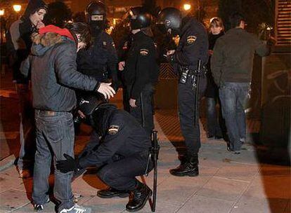 La policia cachea a varios de jóvenes en Alcorcón