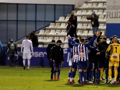 Los jugadores del Alcoyano celebran su victoria en la prórroga contra el Real Madrid en la Copa del Rey.