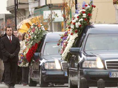 Allegados de los dos asesinados el viernes en Cambados acompañan a los coches fúnebres camino de la iglesia.