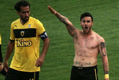 Katidis hace el saludo nazi, junto a su compañero de equipo Roger Guerreiro