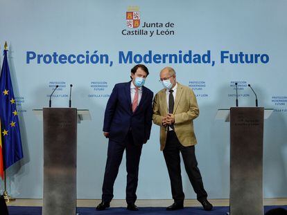 El presidente de la Junta de Castilla y León, Alfonso Fernández Mañueco (izquierda), y el vicepresidente, Francisco Igea, en una rueda de prensa para hacer balance de los dos años de legislatura a principios de septiembre.