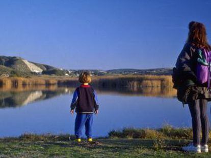 Dos excursionistas frente al Mar de Ont&iacute;gola en Aranjuez.