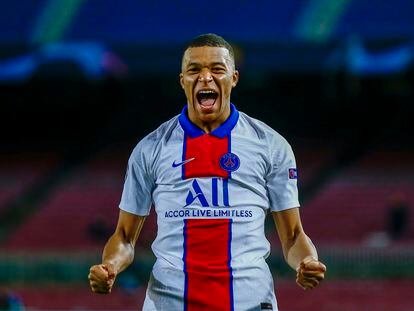 Kylian Mbappe celebra uno de sus goles ante el Barcelona en la Champions