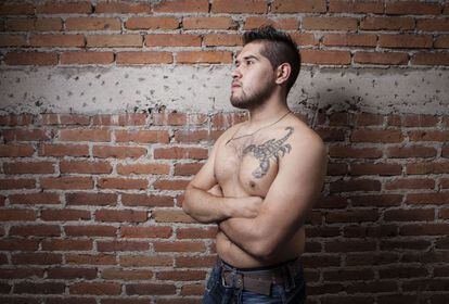 Miguel Hernández, 23 años, con un tatuaje de un escorpión en el pecho.