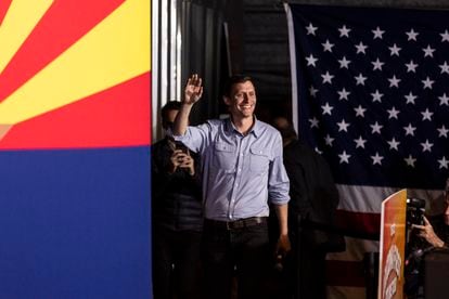 El candidato republicano al Senado por el Estado de Arizona, Blake Masters, en un evento de campaña el lunes pasado.