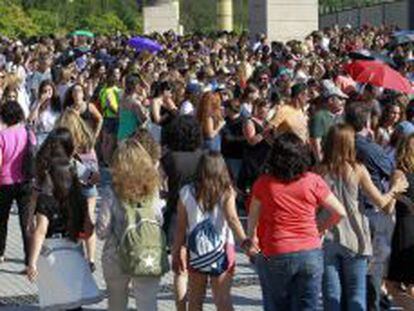 Miles de fans esperan en Barcelona la apertura del estadio para el concierto de la banda One Direction