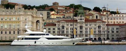 Un yate de lujo, en las aguas de Trieste (Italia).