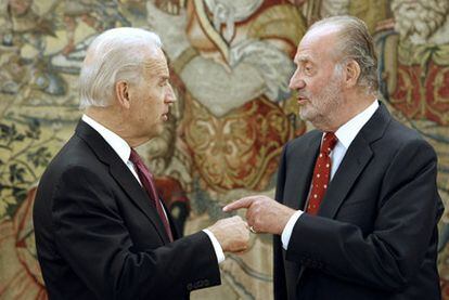 El vicepresidente de EE UU, Joe Biden, charla con el Rey en el Palacio de la Zarzuela.