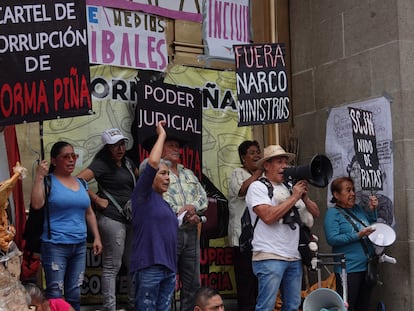 Partidarios de López Obrador se manifiestan a las afueras de la Suprema Corte, en Ciudad de México, el pasado 20 de mayo.