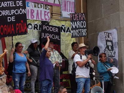 Un grupo de partidarios de López Obrador se manifiesta a las afueras de la Suprema Corte, el pasado 20 de mayo.